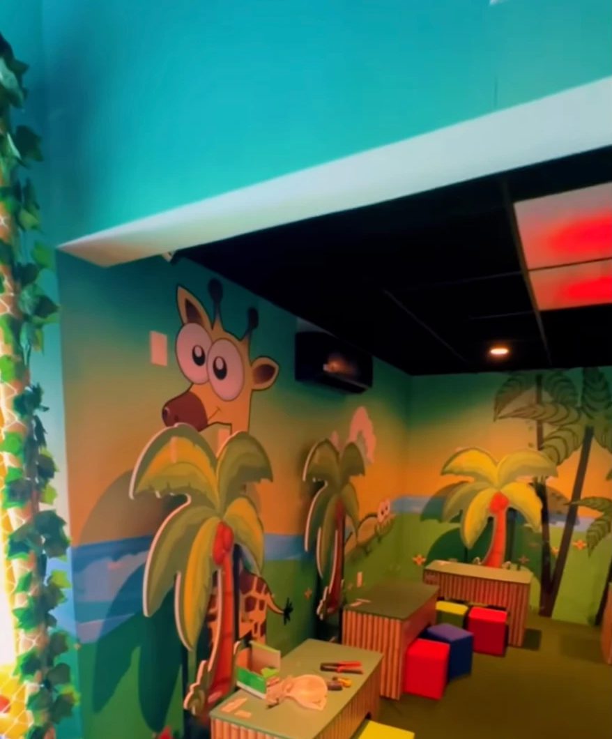 Brinquedoteca ambientada com adesivos e recortes pela Fábrica de Ideias